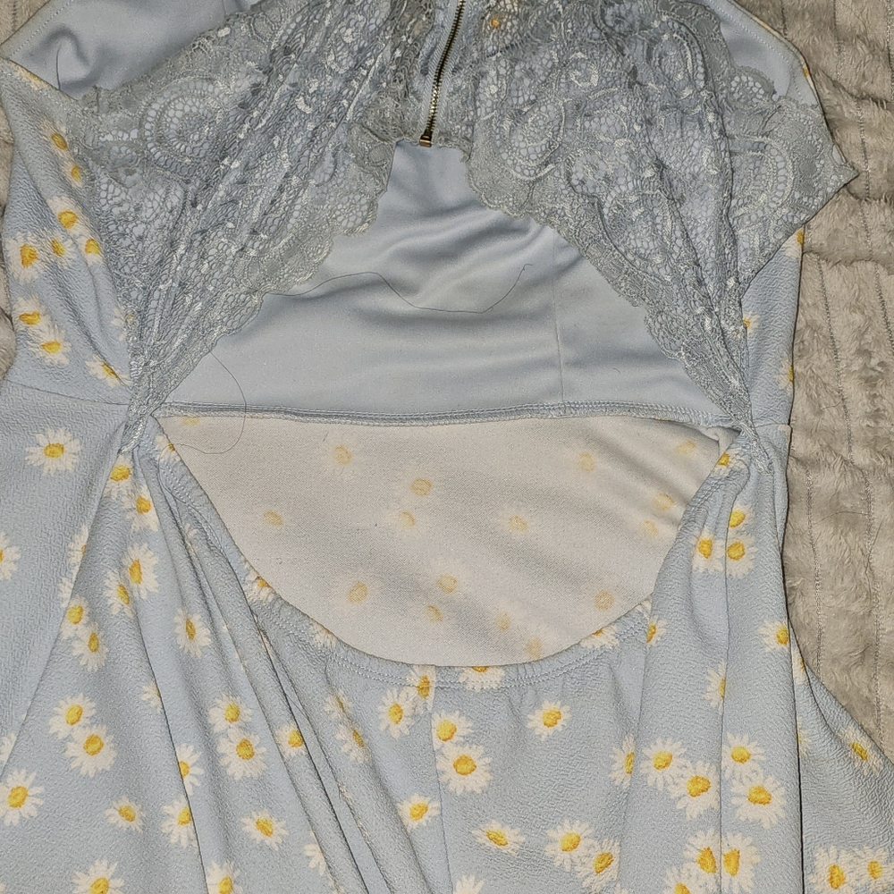 Blue dress, with daisies